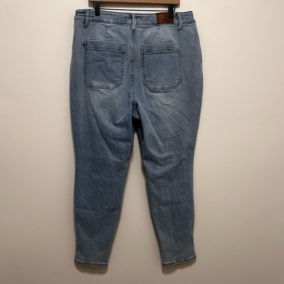 Judy Blue Light Blue High Rise Jeans - Picture 3 of 13